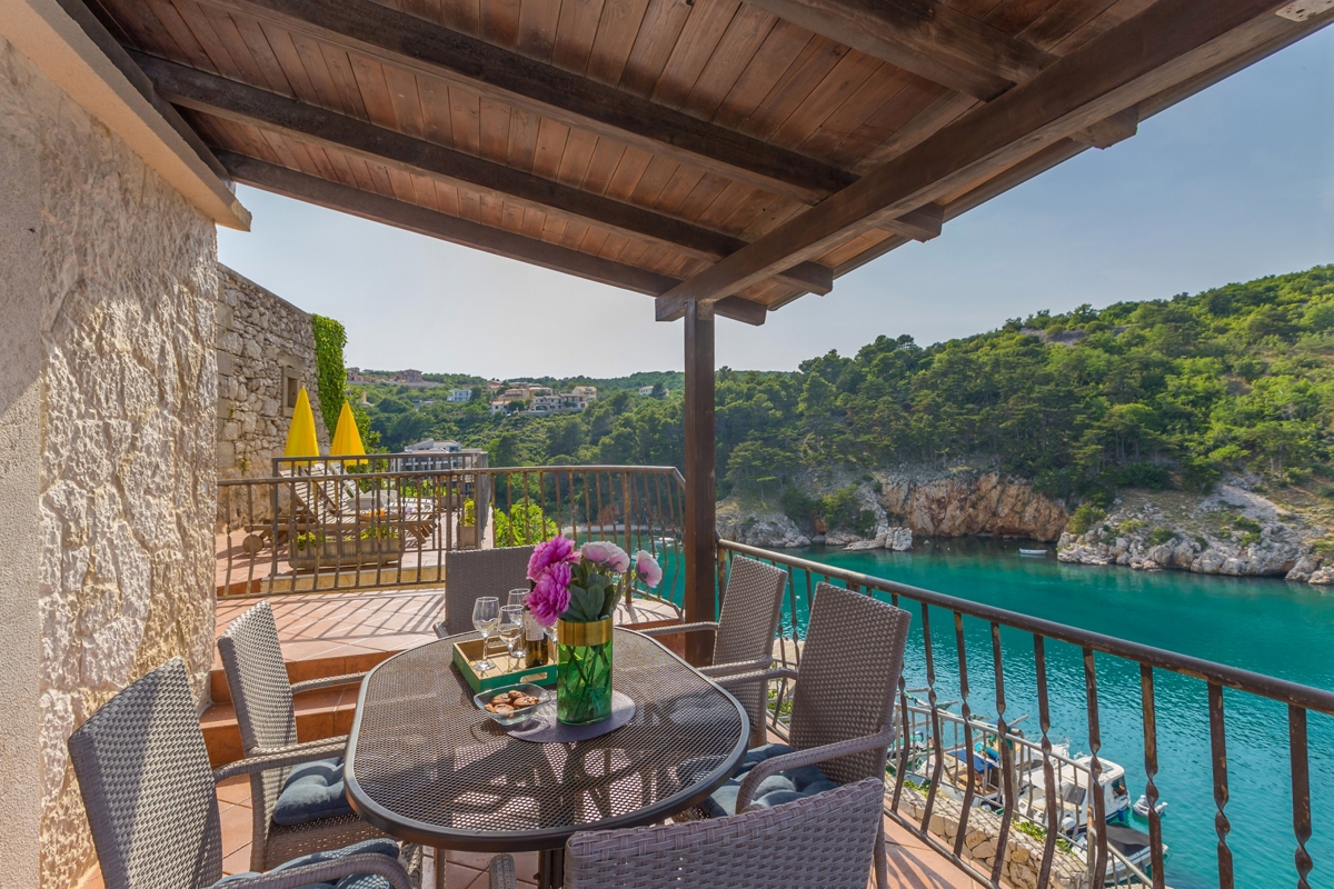 ISOLA DI KRK, VRBNIK - Attraente complesso di case in prima fila al mare