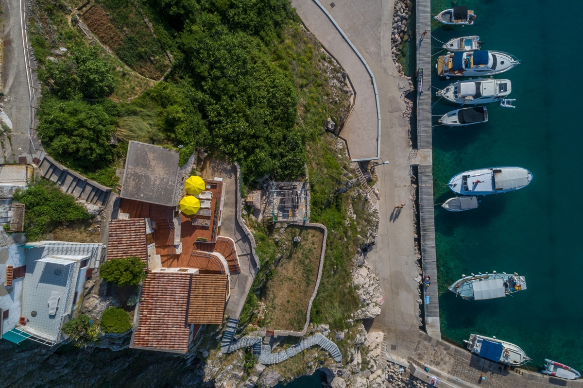 ISOLA DI KRK, VRBNIK - Attraente complesso di case in prima fila al mare