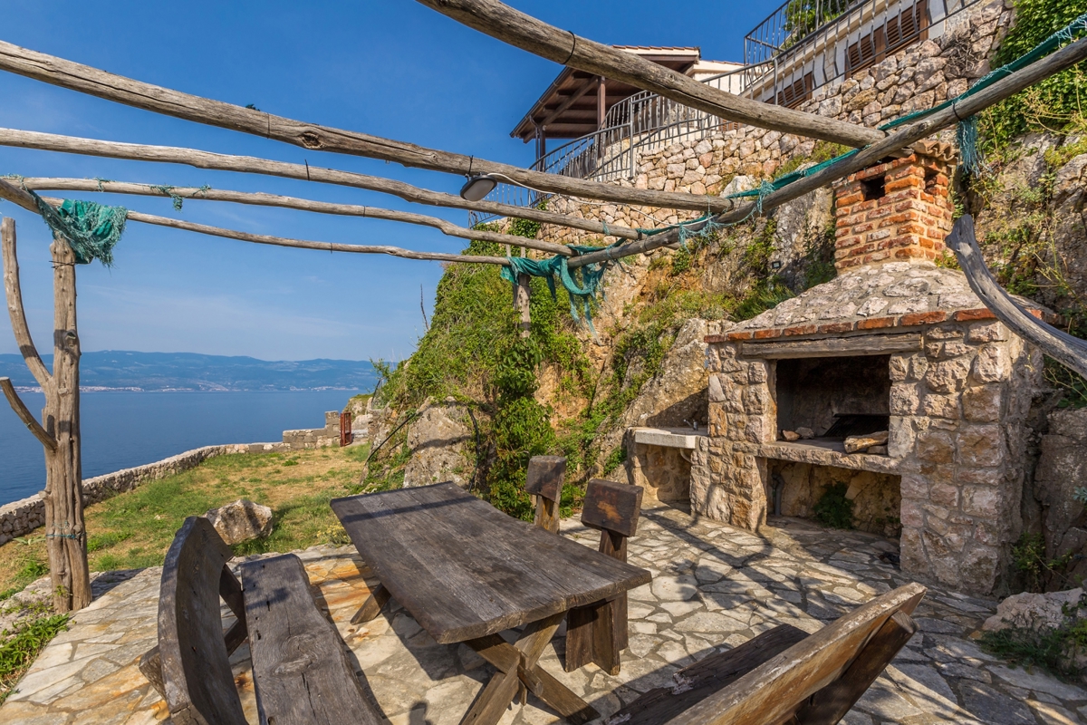 ISOLA DI KRK, VRBNIK - Attraente complesso di case in prima fila al mare