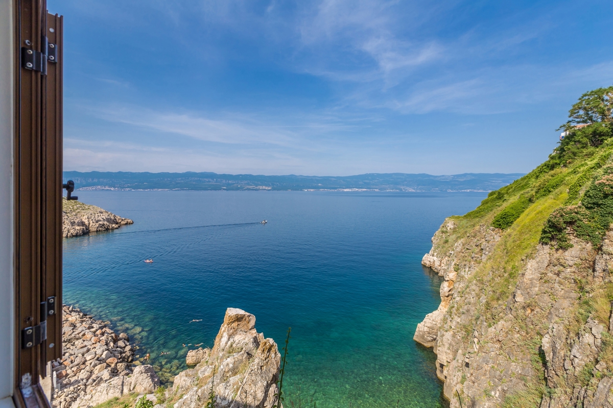ISOLA DI KRK, VRBNIK - Attraente complesso di case in prima fila al mare