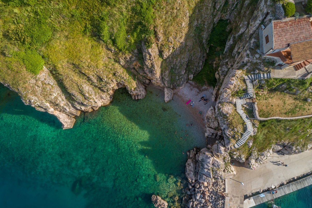 ISOLA DI KRK, VRBNIK - Attraente complesso di case in prima fila al mare