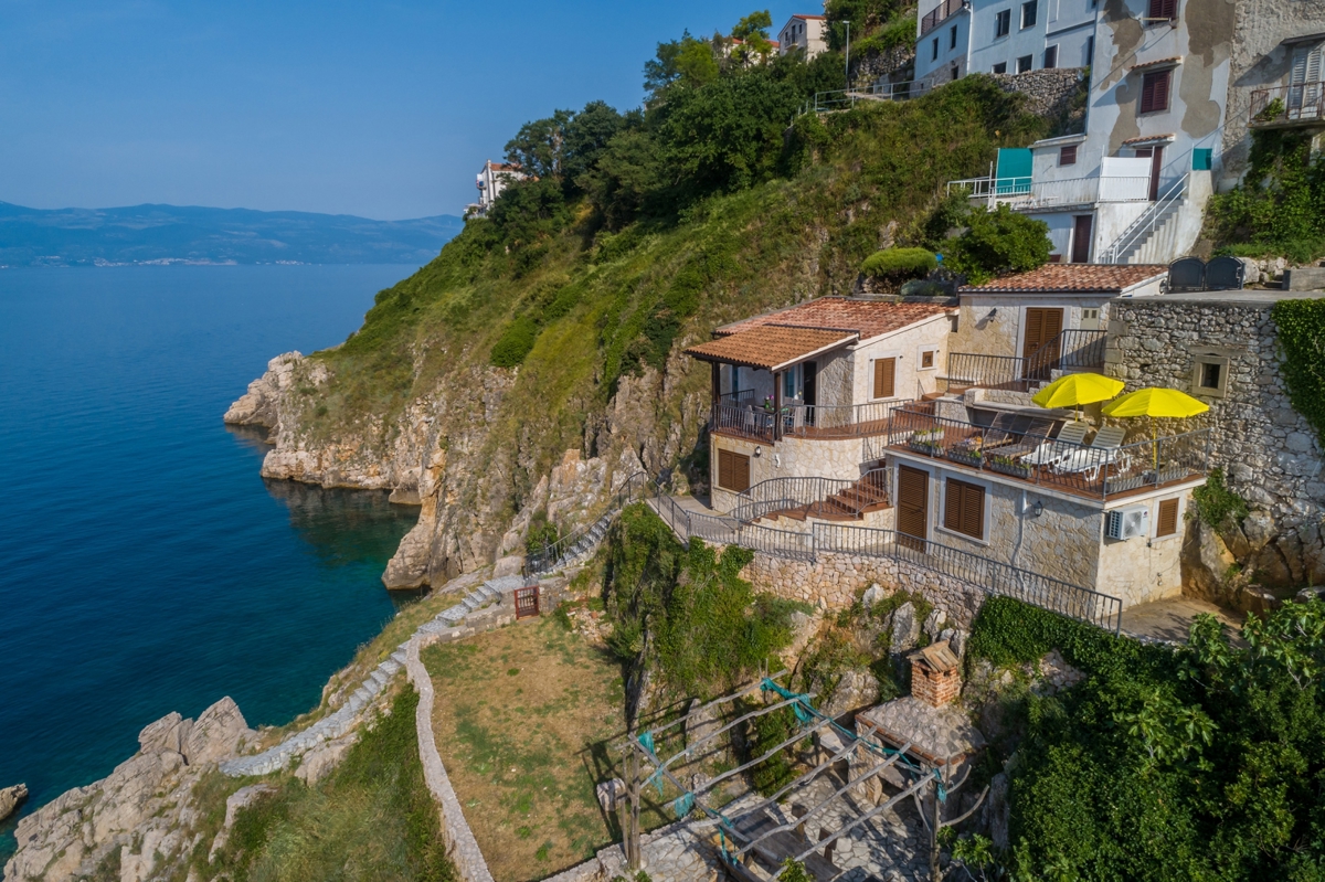 ISOLA DI KRK, VRBNIK - Attraente complesso di case in prima fila al mare