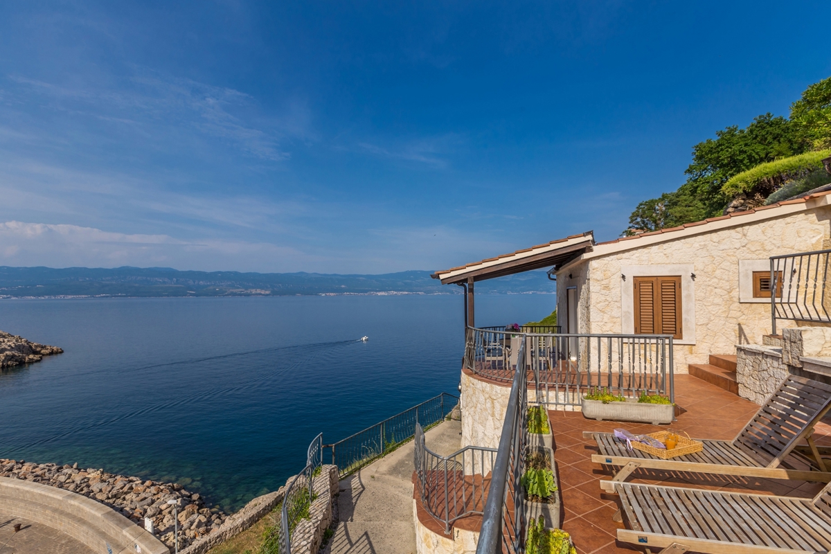 ISOLA DI KRK, VRBNIK - Attraente complesso di case in prima fila al mare