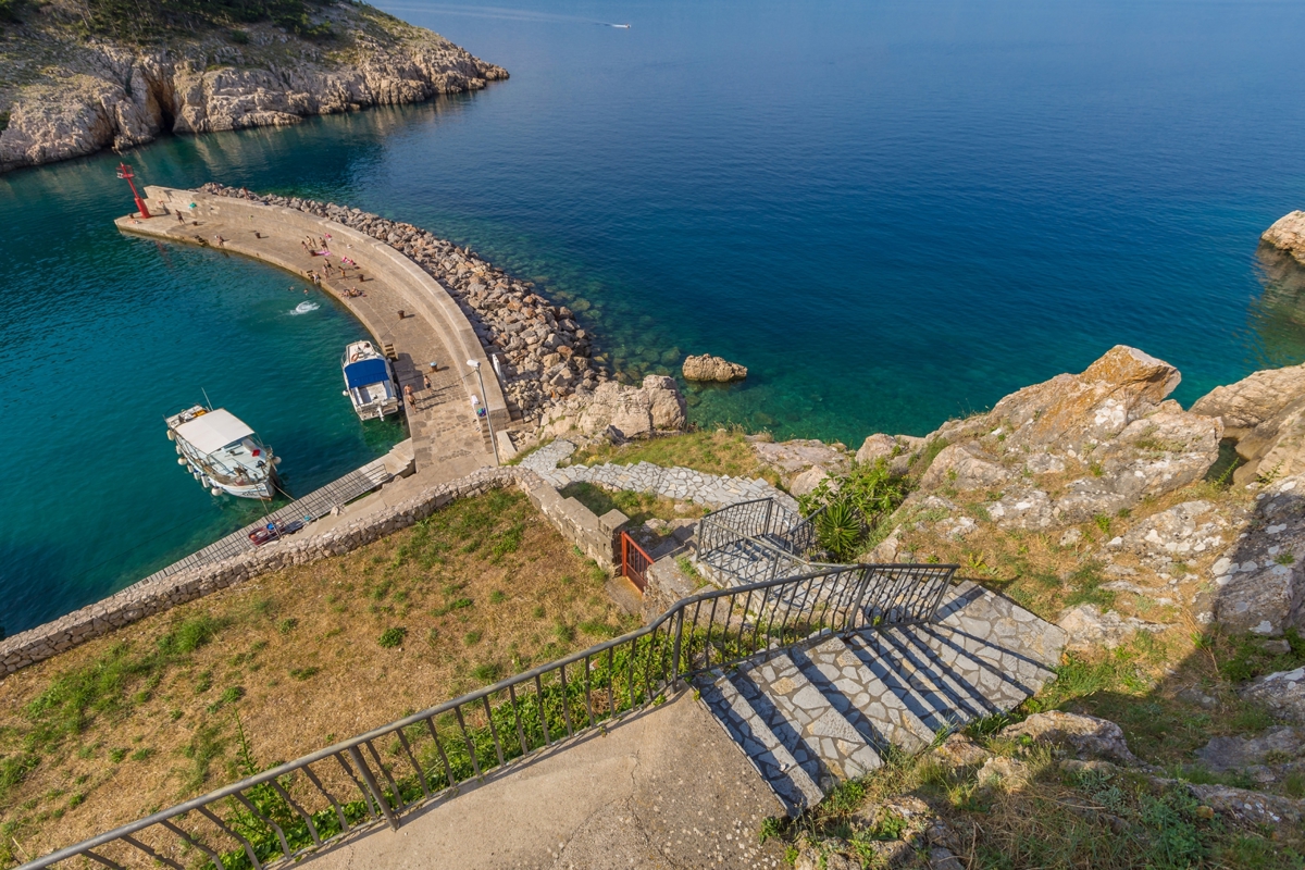 ISOLA DI KRK, VRBNIK - Attraente complesso di case in prima fila al mare