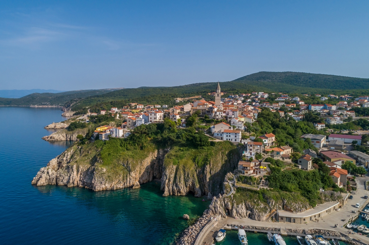 ISOLA DI KRK, VRBNIK - Attraente complesso di case in prima fila al mare