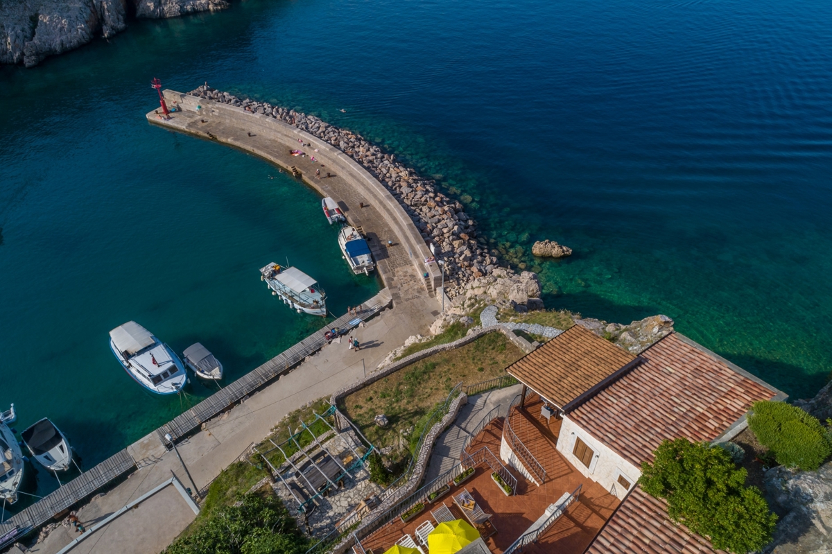 ISOLA DI KRK, VRBNIK - Attraente complesso di case in prima fila al mare