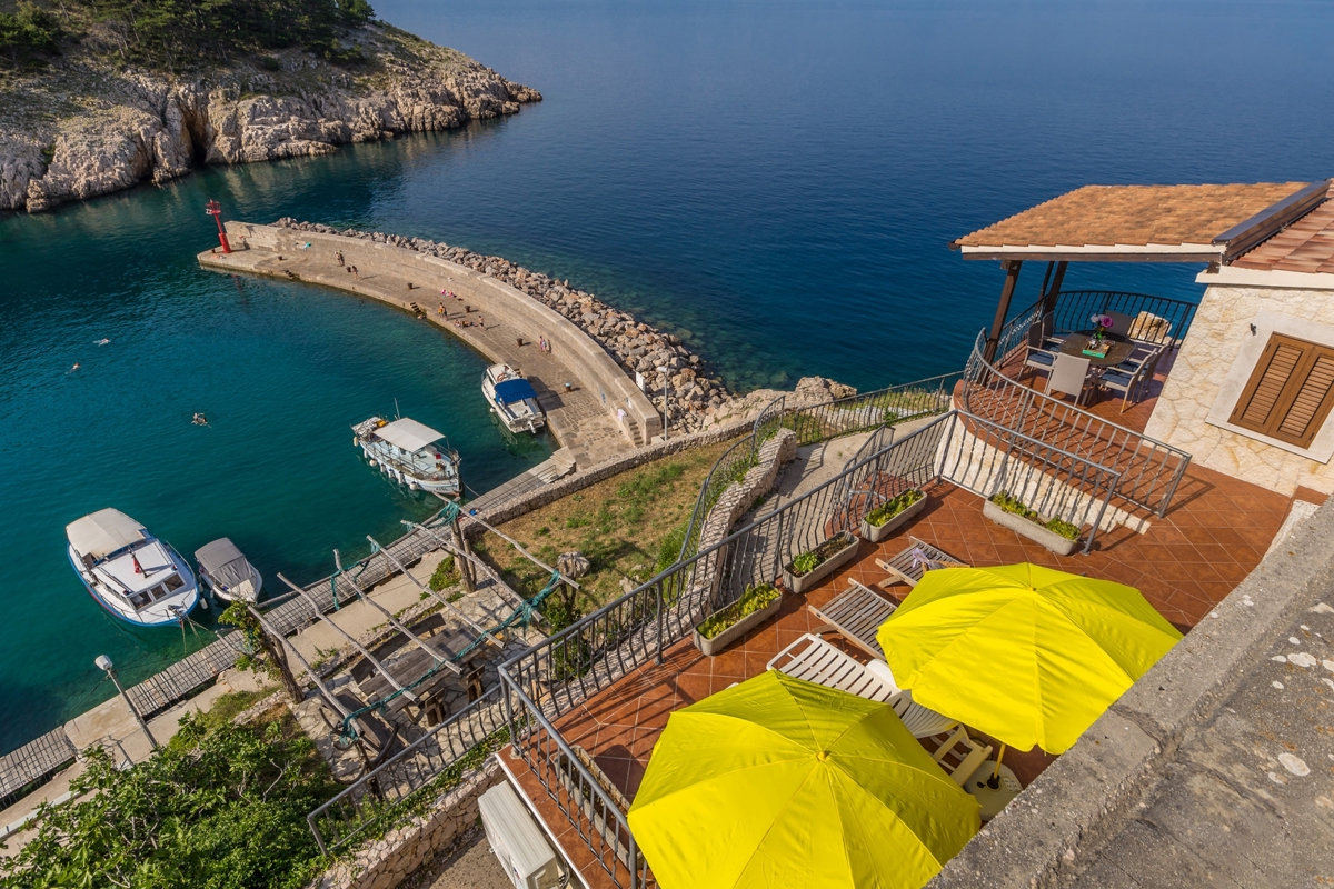 ISOLA DI KRK, VRBNIK - Attraente complesso di case in prima fila al mare