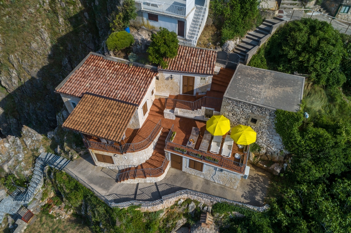 ISOLA DI KRK, VRBNIK - Attraente complesso di case in prima fila al mare
