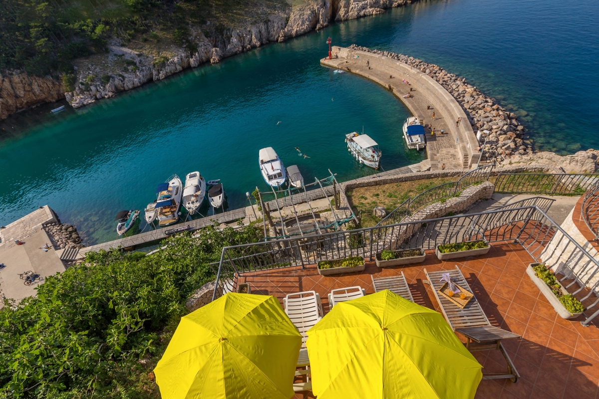 ISOLA DI KRK, VRBNIK - Attraente complesso di case in prima fila al mare