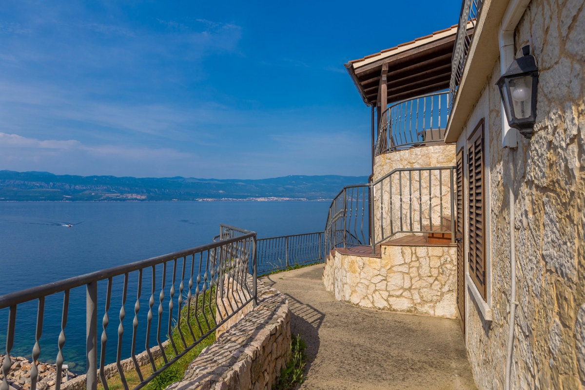ISOLA DI KRK, VRBNIK - Attraente complesso di case in prima fila al mare