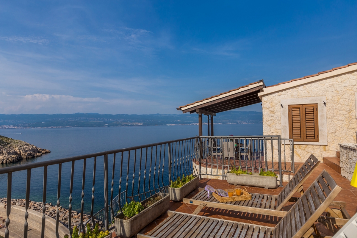 ISOLA DI KRK, VRBNIK - Attraente complesso di case in prima fila al mare