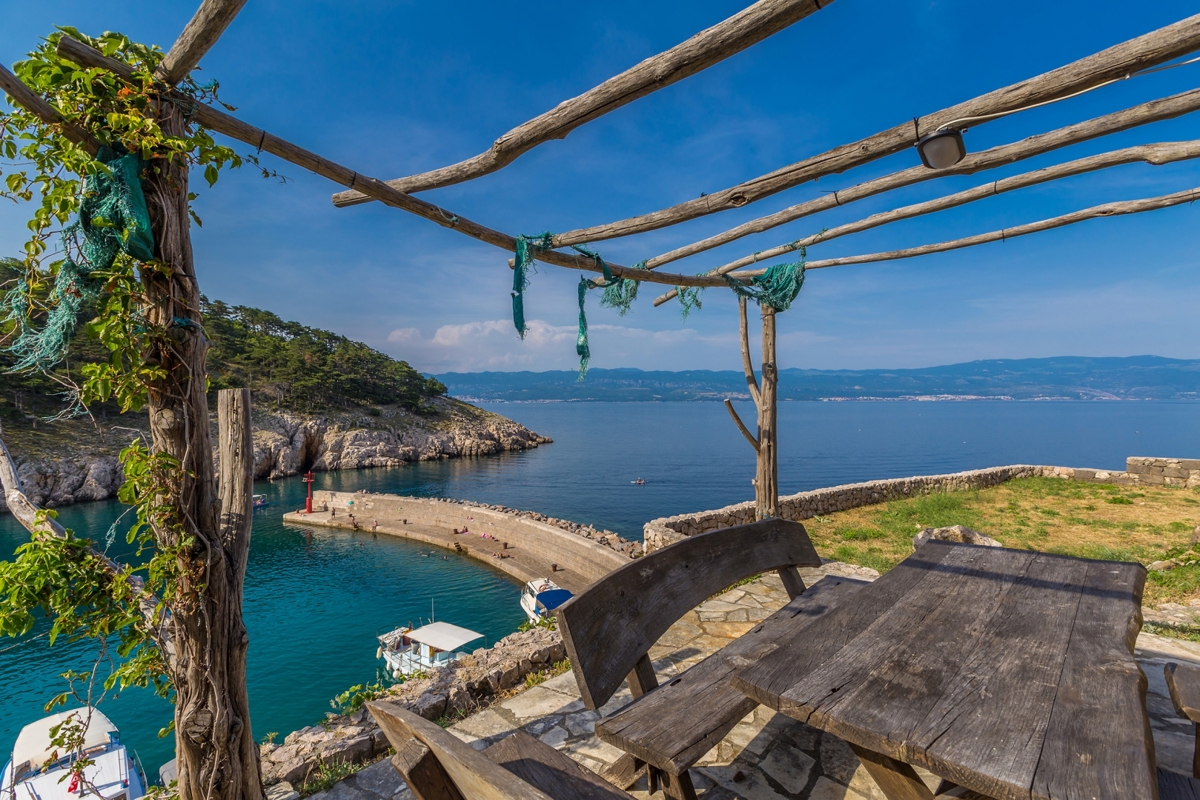 ISOLA DI KRK, VRBNIK - Attraente complesso di case in prima fila al mare