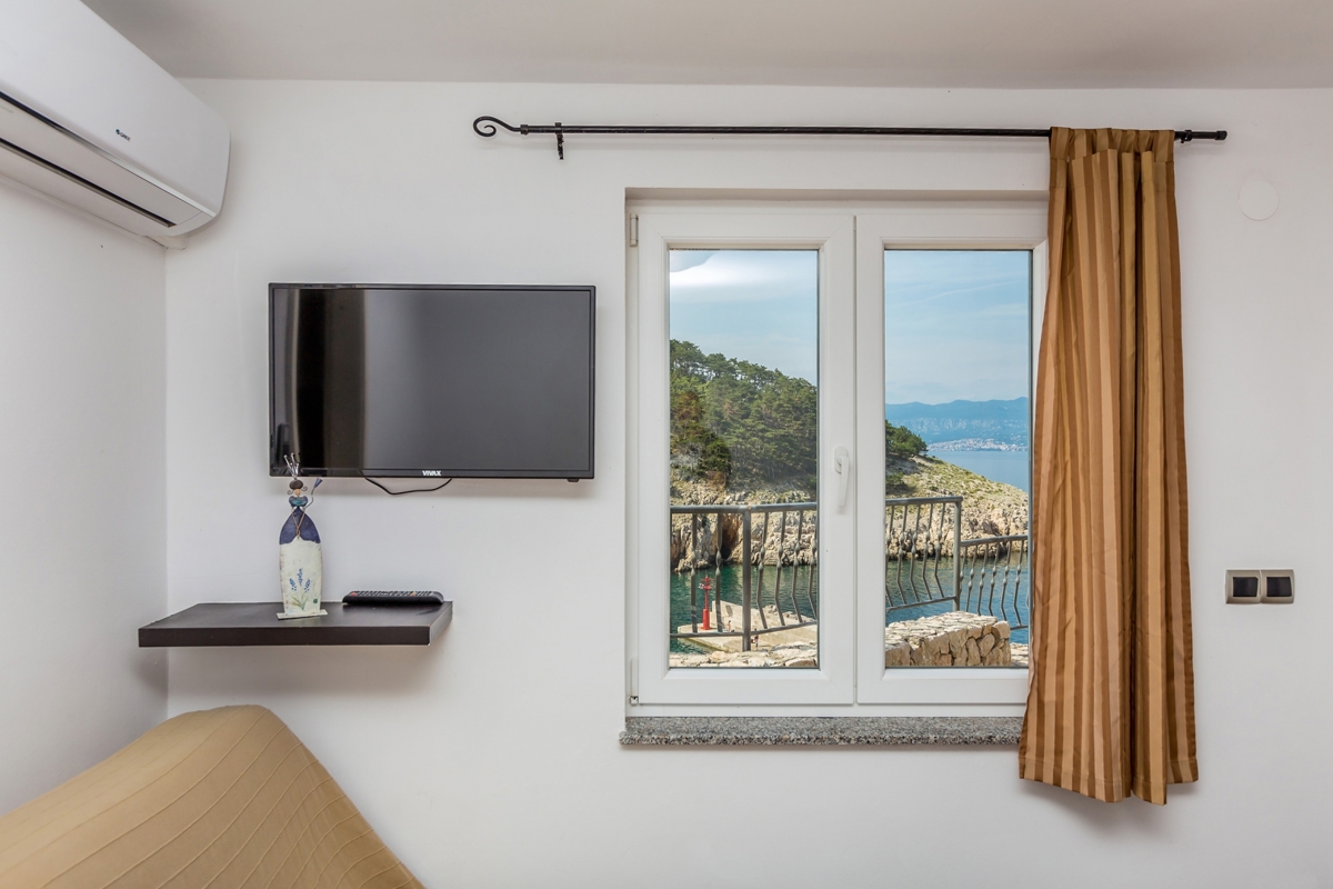 ISOLA DI KRK, VRBNIK - Attraente complesso di case in prima fila al mare