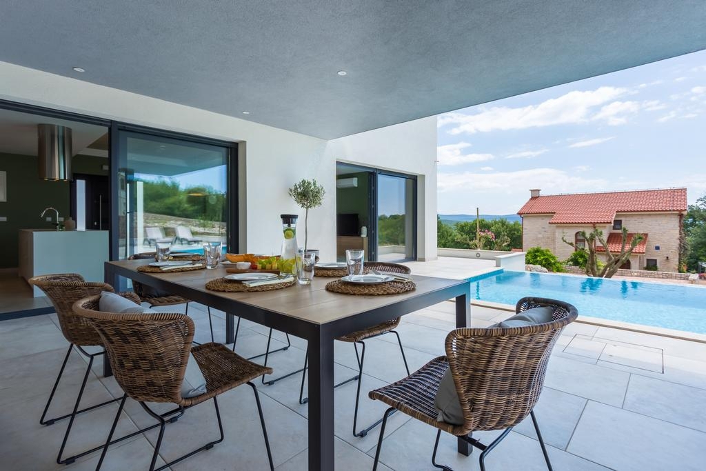ISOLA DI KRK, CITTÀ DI KRK (dintorni) - Villa di lusso con piscina a sfioro e vista mare