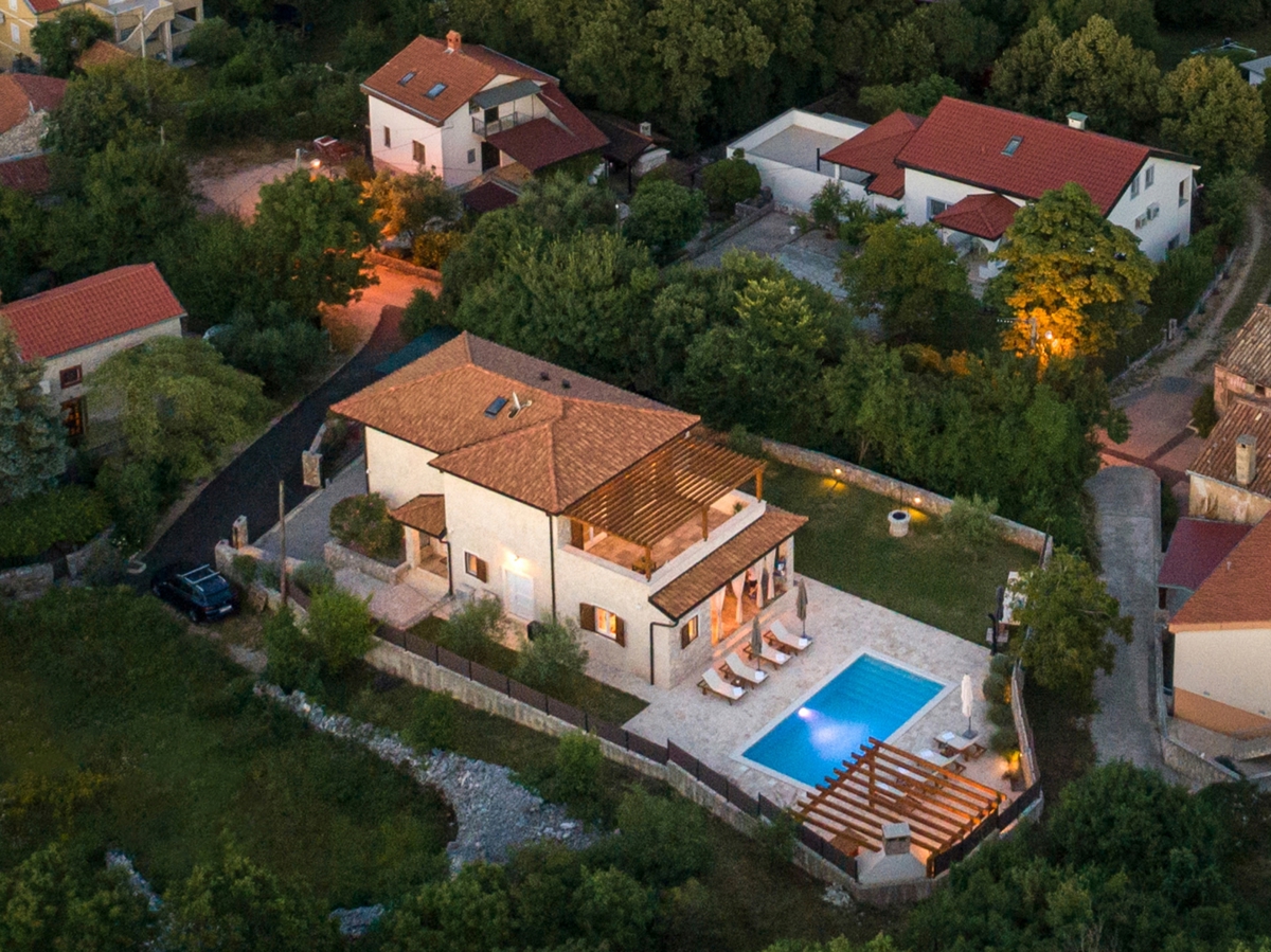 Isola di Krk, intorno a Dobrinje - villa in pietra con piscina