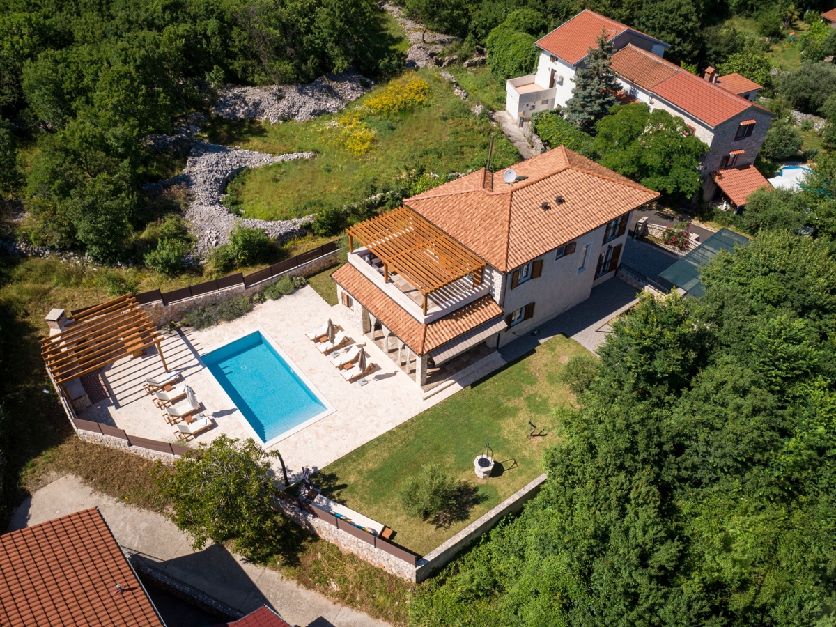 Isola di Krk, intorno a Dobrinje - villa in pietra con piscina