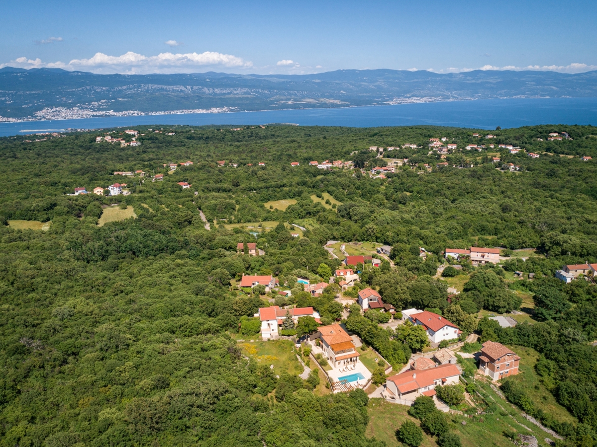 Isola di Krk, intorno a Dobrinje - villa in pietra con piscina