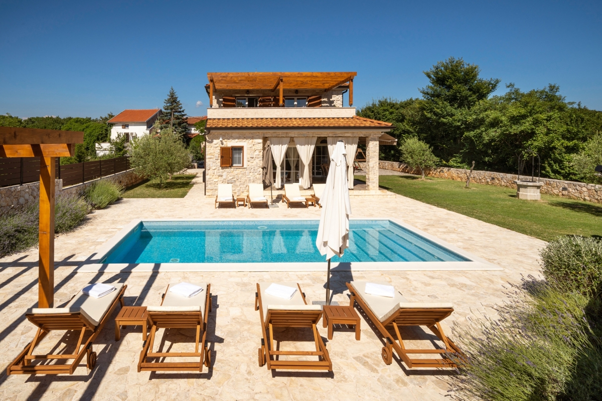 Isola di Krk, intorno a Dobrinje - villa in pietra con piscina