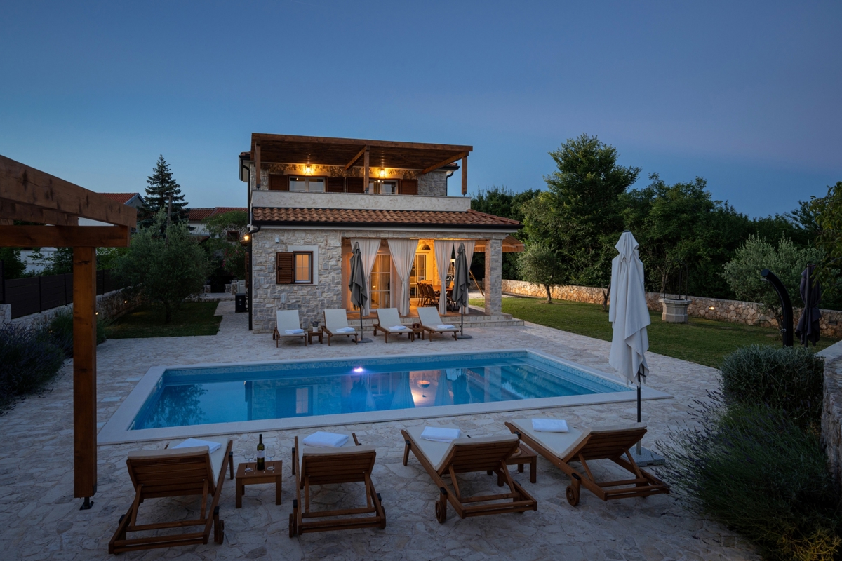 Isola di Krk, intorno a Dobrinje - villa in pietra con piscina