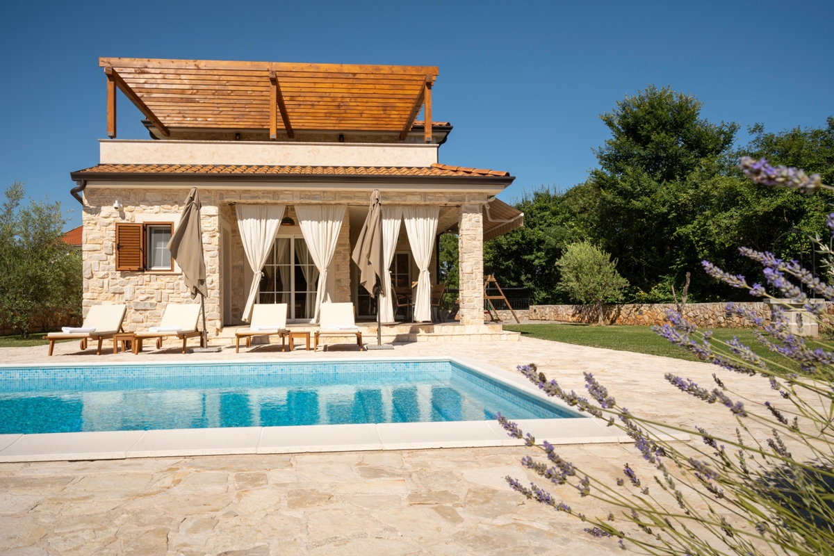 Isola di Krk, intorno a Dobrinje - villa in pietra con piscina