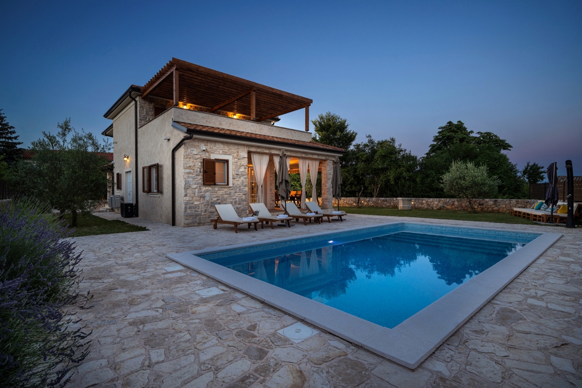 Isola di Krk, intorno a Dobrinje - villa in pietra con piscina