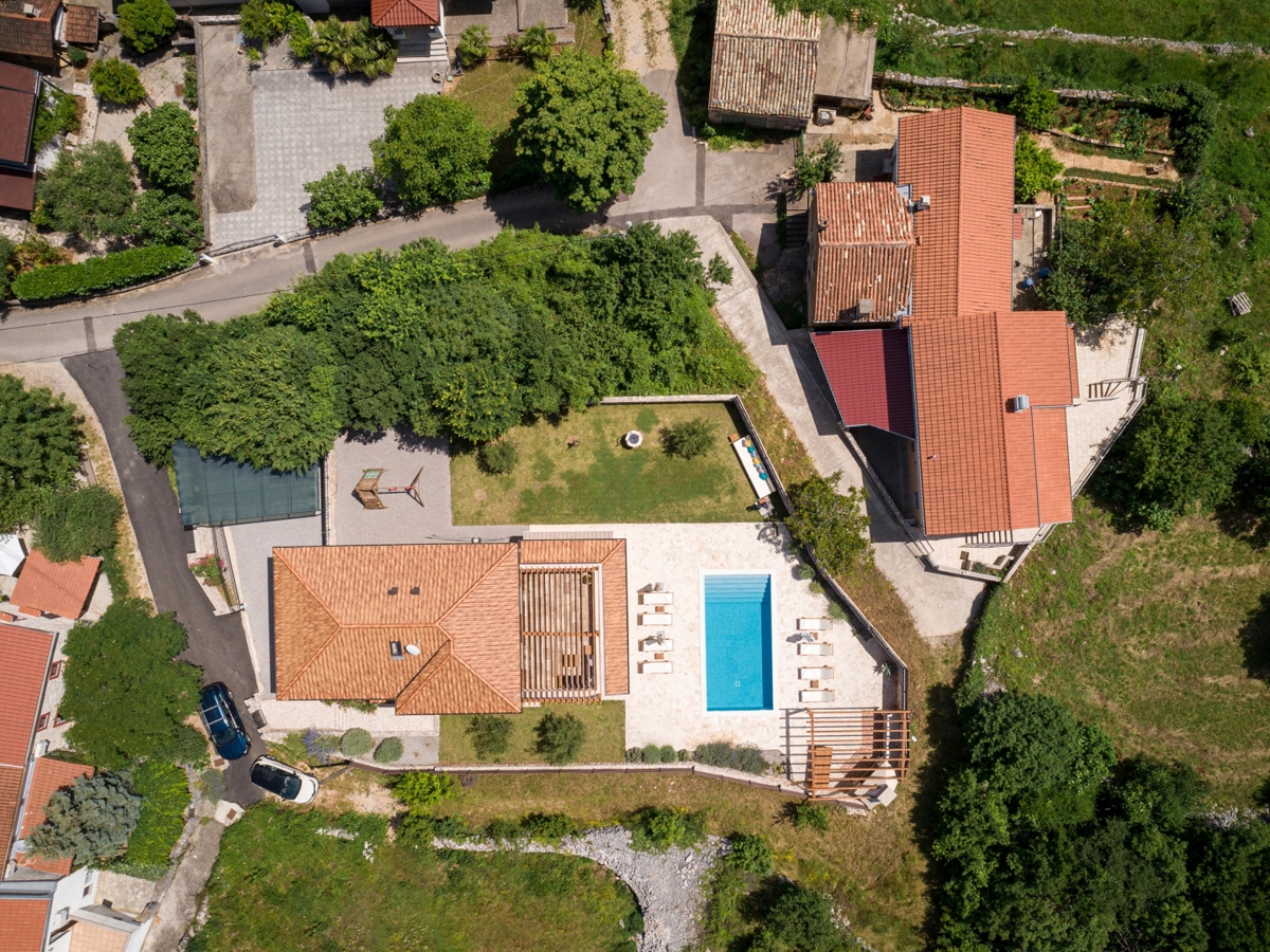 Isola di Krk, intorno a Dobrinje - villa in pietra con piscina