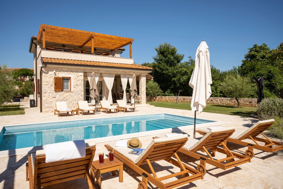 Isola di Krk, intorno a Dobrinje - villa in pietra con piscina