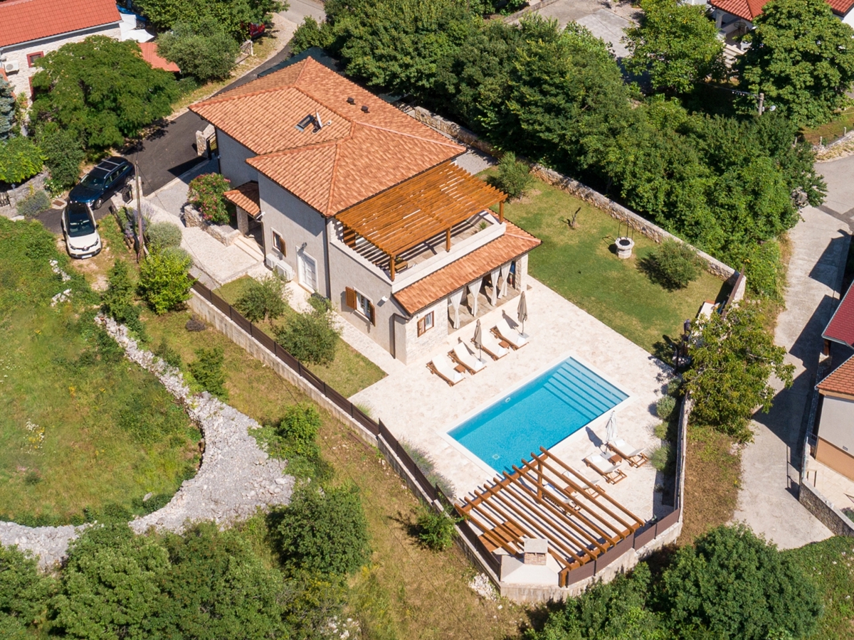 Isola di Krk, intorno a Dobrinje - villa in pietra con piscina