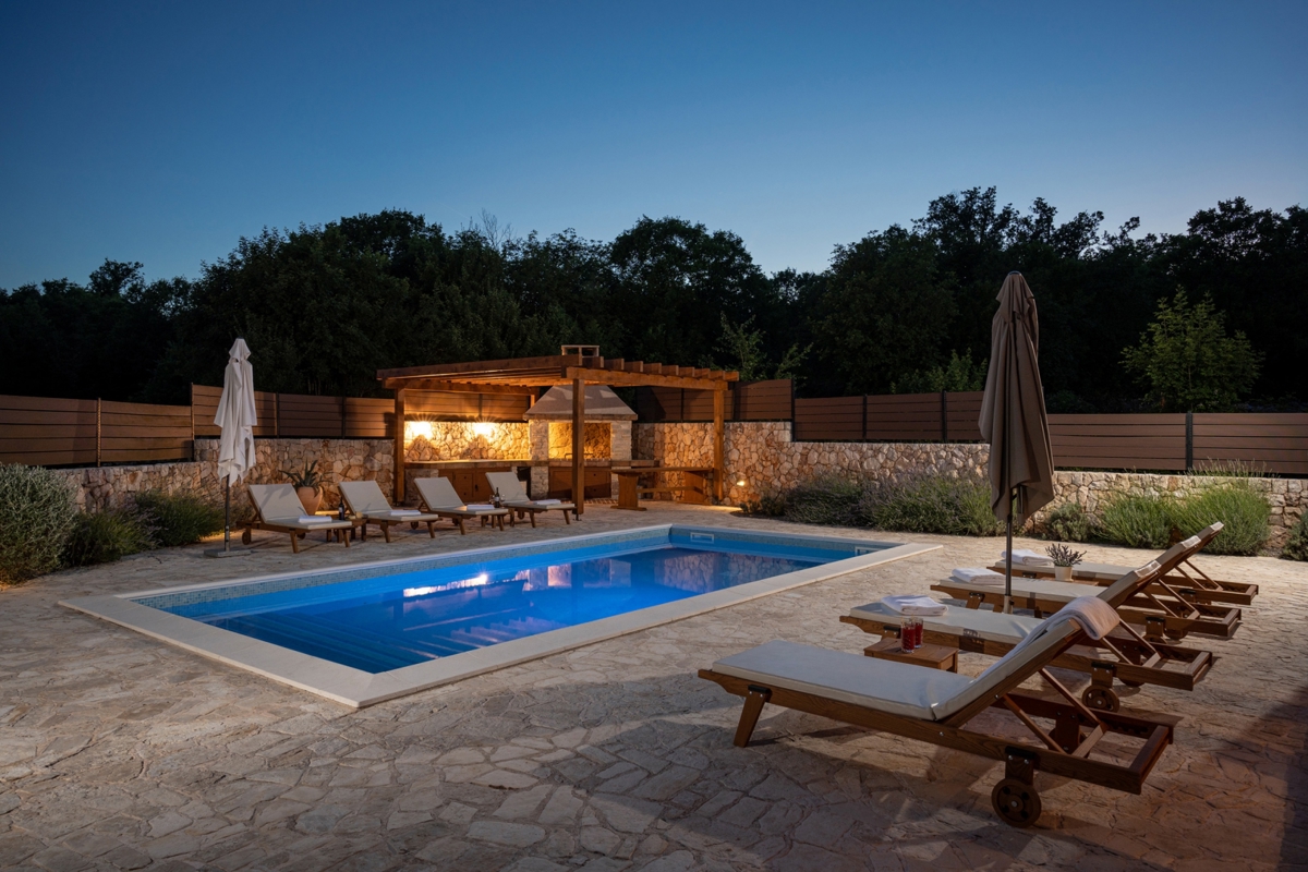Isola di Krk, intorno a Dobrinje - villa in pietra con piscina