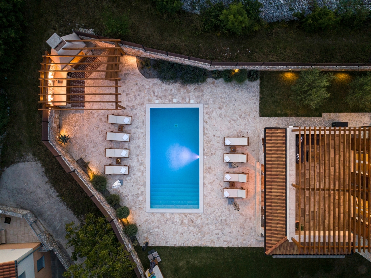 Isola di Krk, intorno a Dobrinje - villa in pietra con piscina
