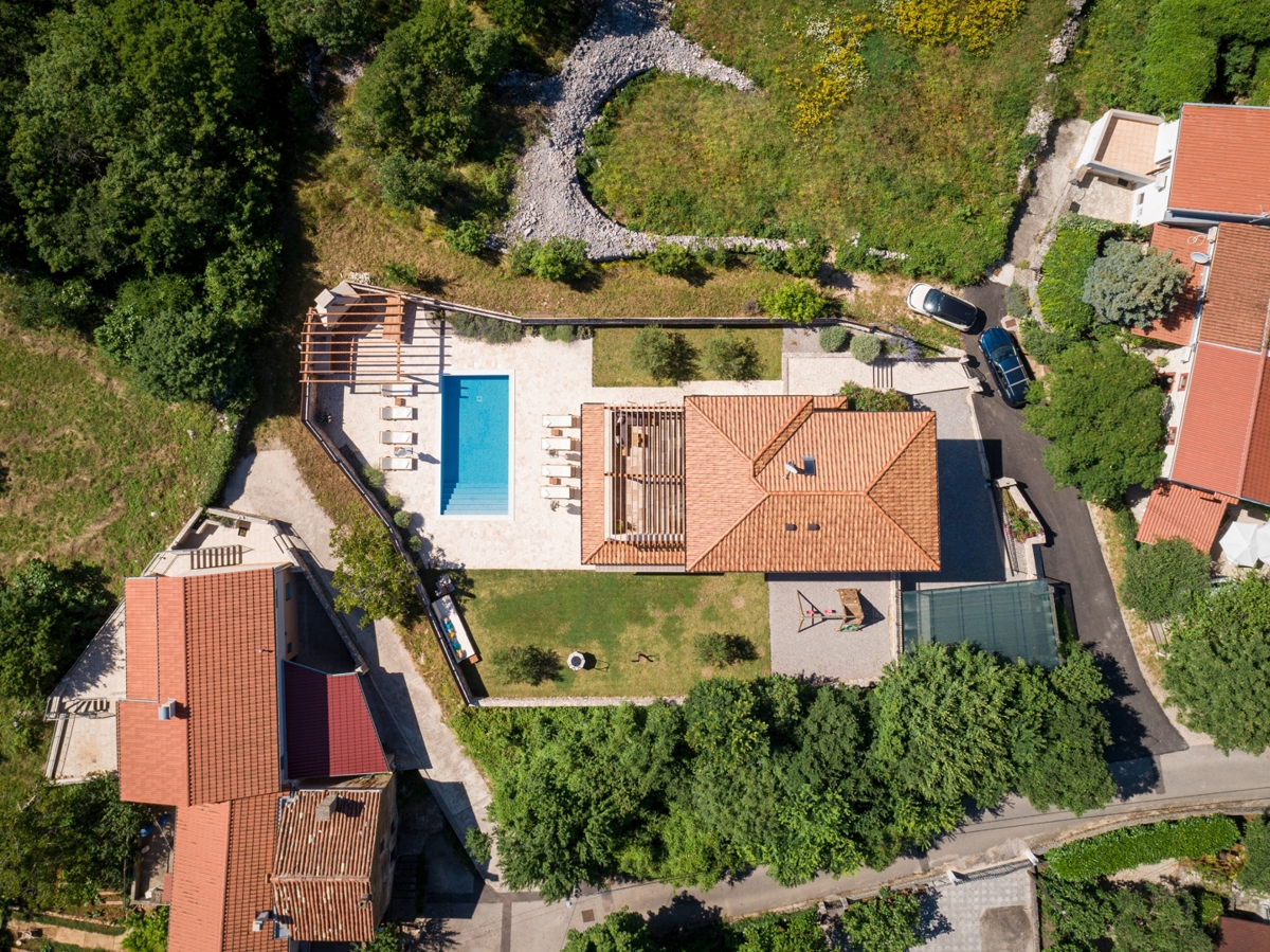 Isola di Krk, intorno a Dobrinje - villa in pietra con piscina