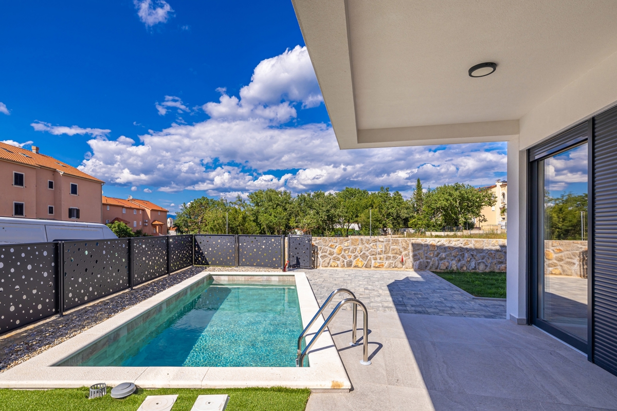 MALINSKA, ISOLA DI KRK – Moderna casa bifamiliare con piscina, vista mare e terrazza sul tetto