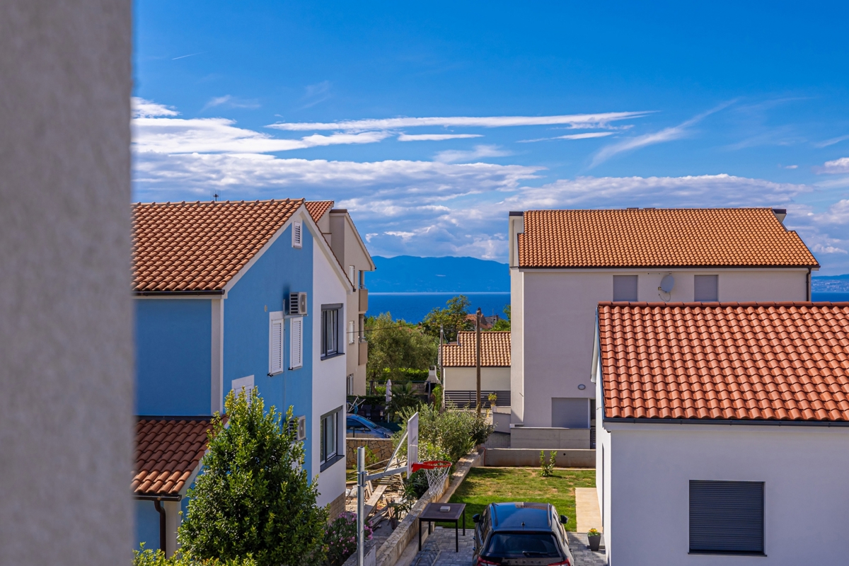 MALINSKA, ISOLA DI KRK – Moderna casa bifamiliare con piscina, vista mare e terrazza sul tetto