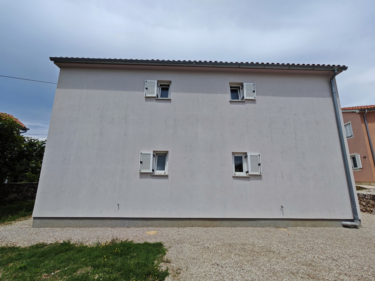 ISOLA DI KRK - Casa con due appartamenti su due piani in una posizione tranquilla