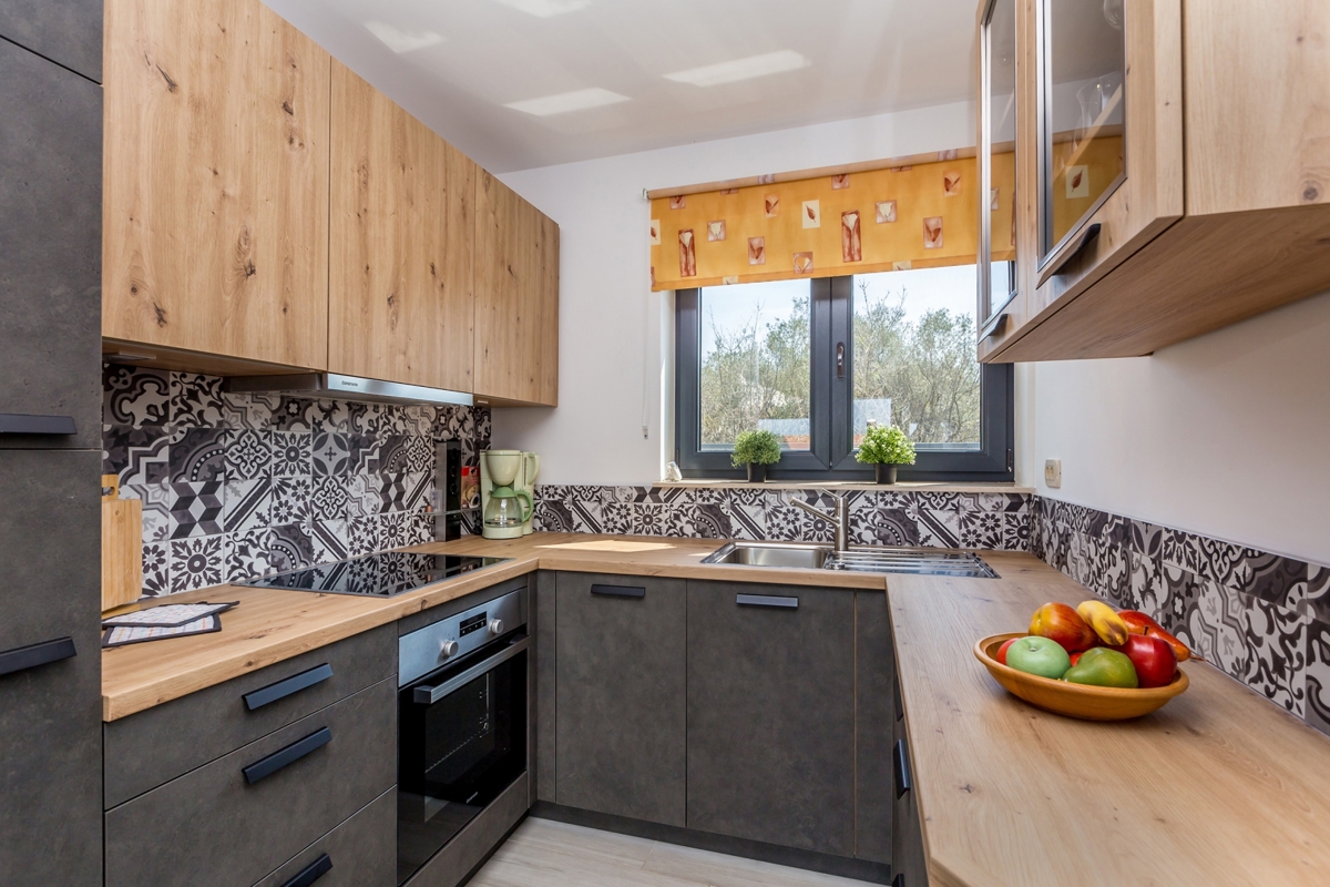 MALINSKA - Moderna casa bifamiliare con piscina e garage