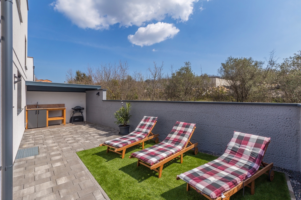 MALINSKA - Moderna casa bifamiliare con piscina e garage