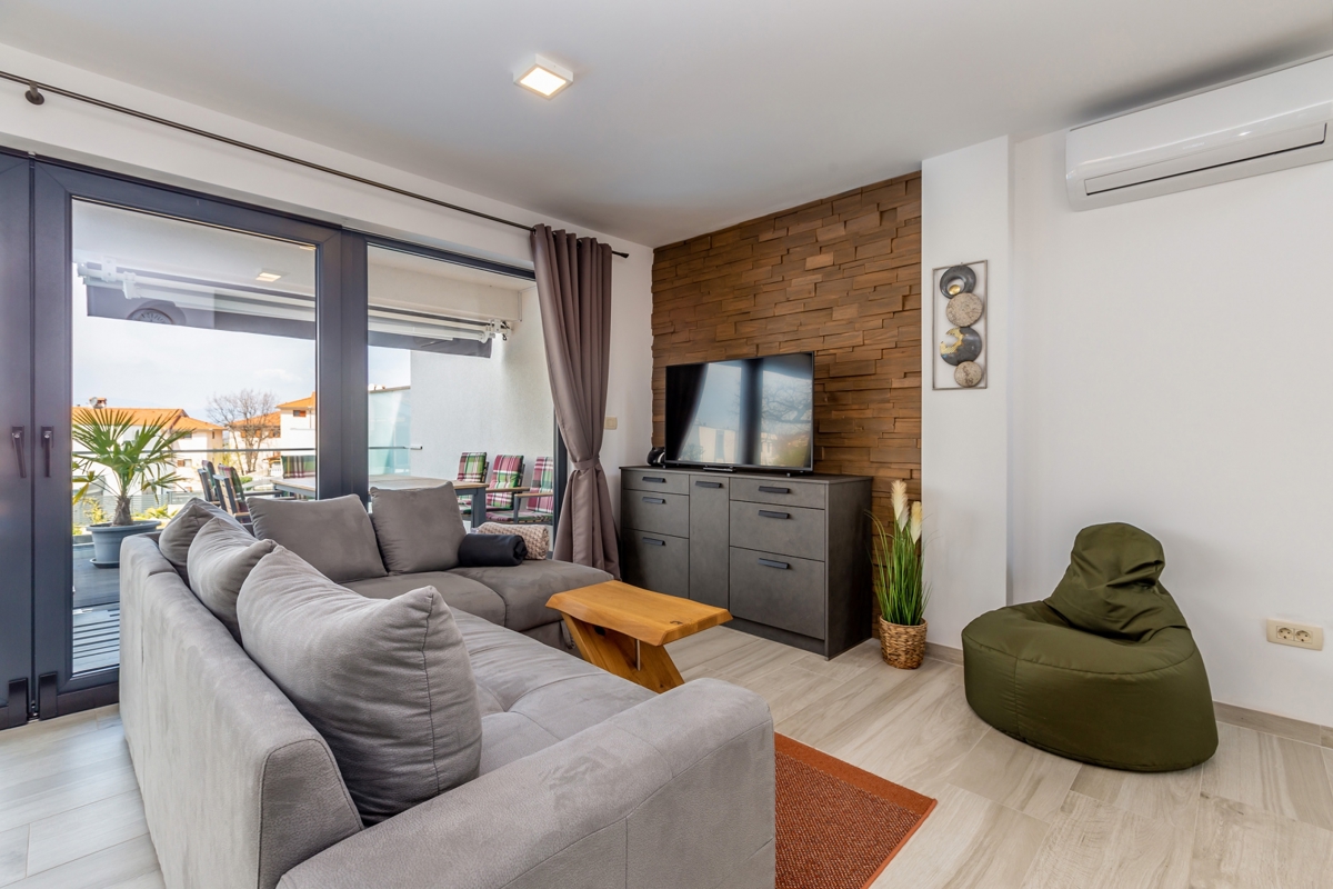 MALINSKA - Moderna casa bifamiliare con piscina e garage