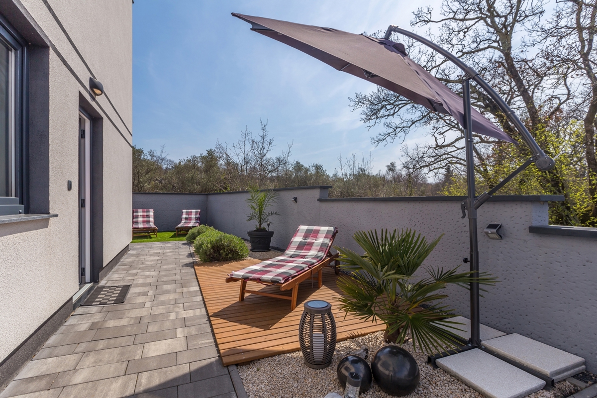 MALINSKA - Moderna casa bifamiliare con piscina e garage