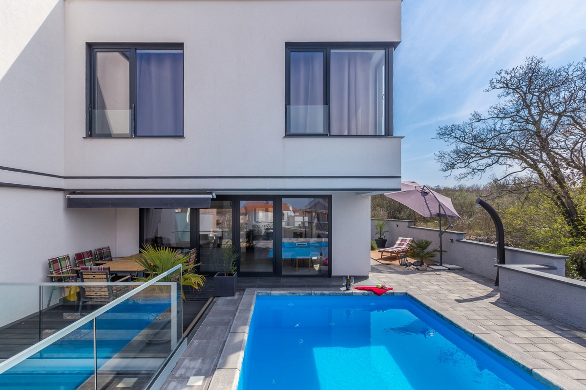 MALINSKA - Moderna casa bifamiliare con piscina e garage