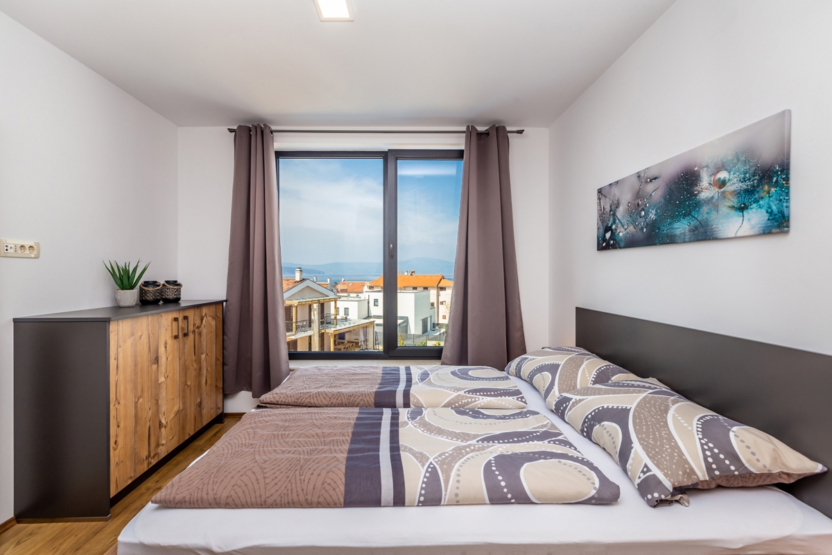 MALINSKA - Moderna casa bifamiliare con piscina e garage