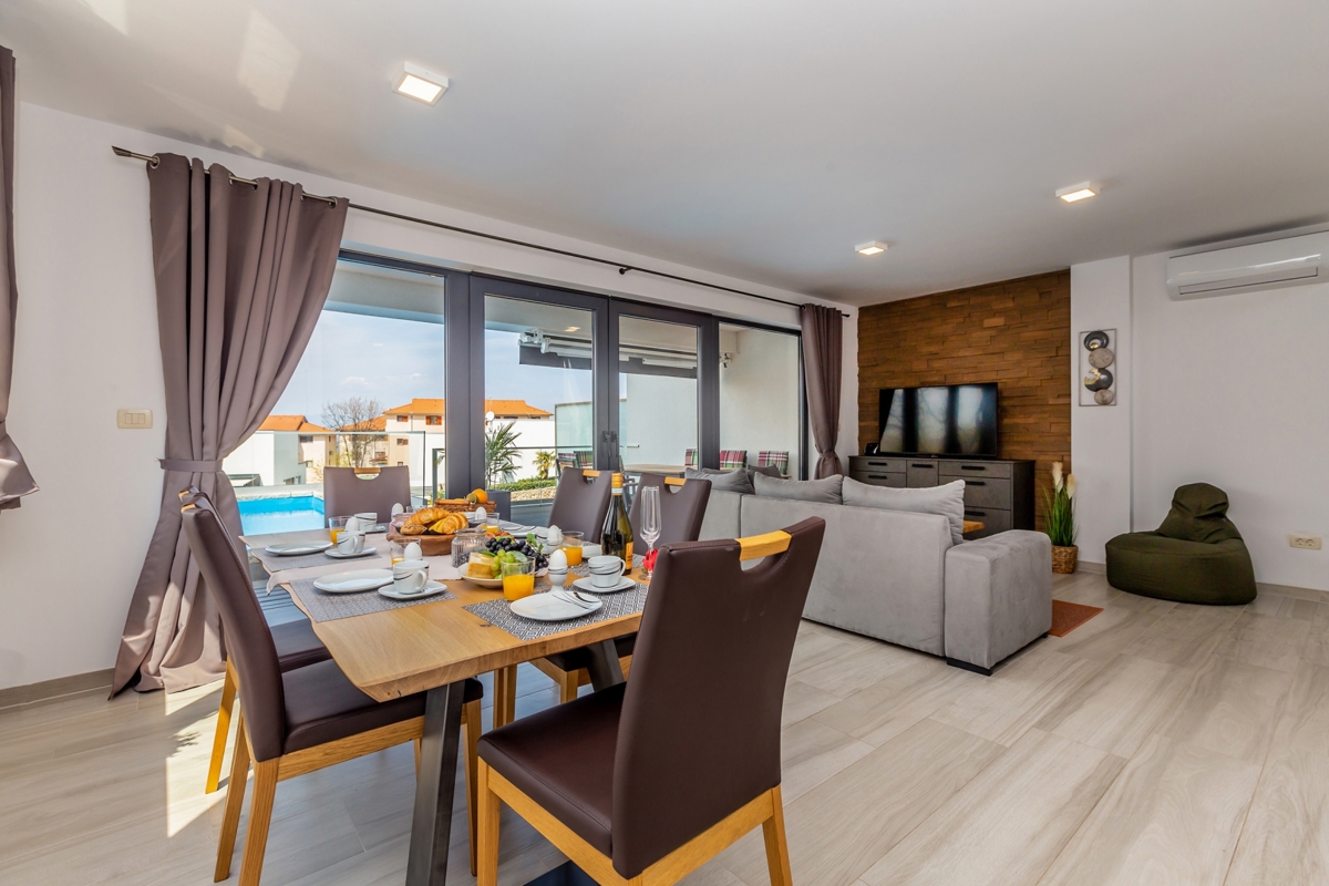 MALINSKA - Moderna casa bifamiliare con piscina e garage