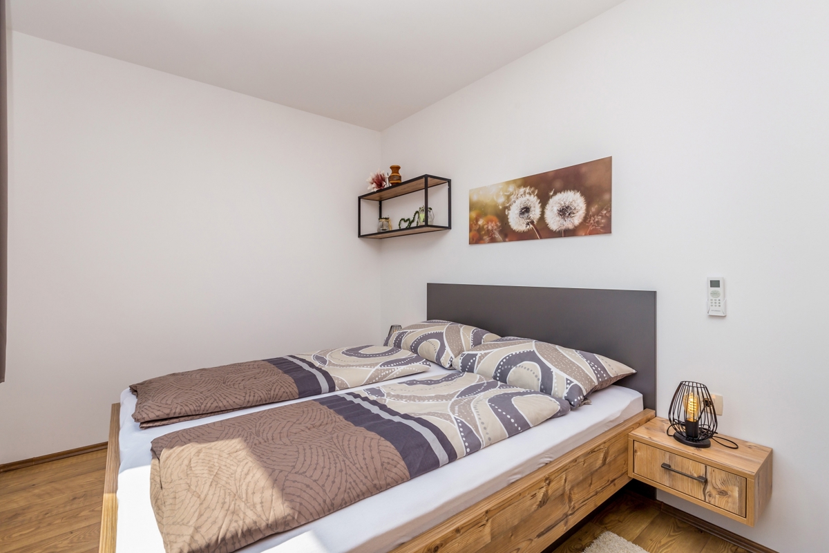 MALINSKA - Moderna casa bifamiliare con piscina e garage