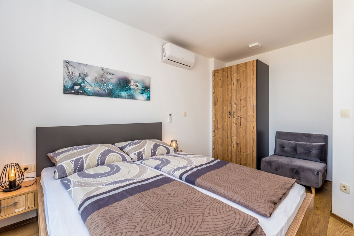 MALINSKA - Moderna casa bifamiliare con piscina e garage