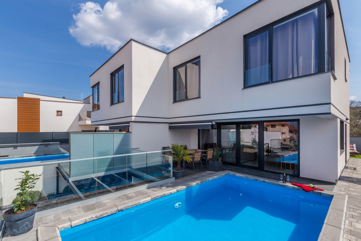 MALINSKA - Moderna casa bifamiliare con piscina e garage