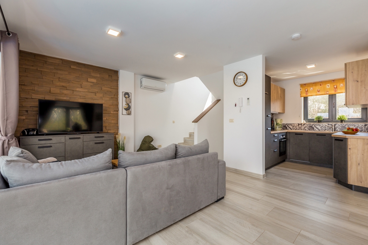 MALINSKA - Moderna casa bifamiliare con piscina e garage