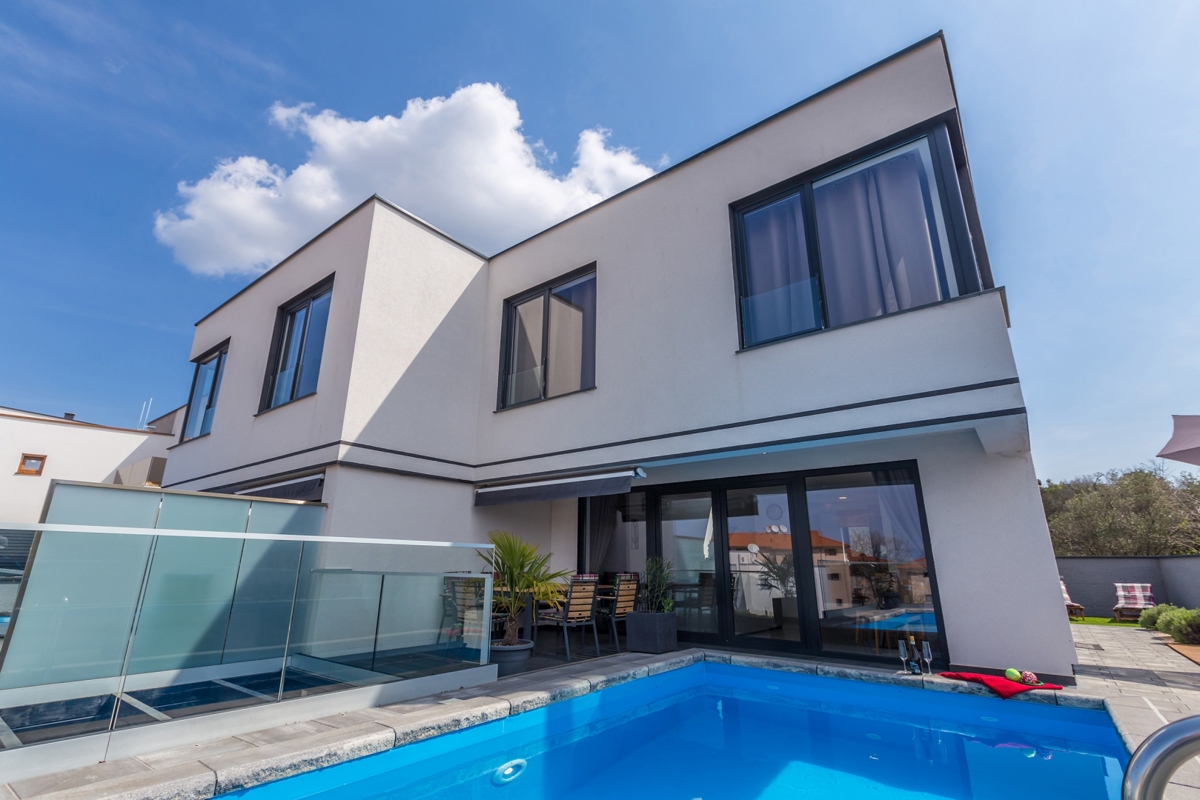MALINSKA - Moderna casa bifamiliare con piscina e garage