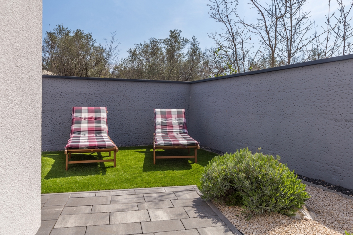 MALINSKA - Moderna casa bifamiliare con piscina e garage