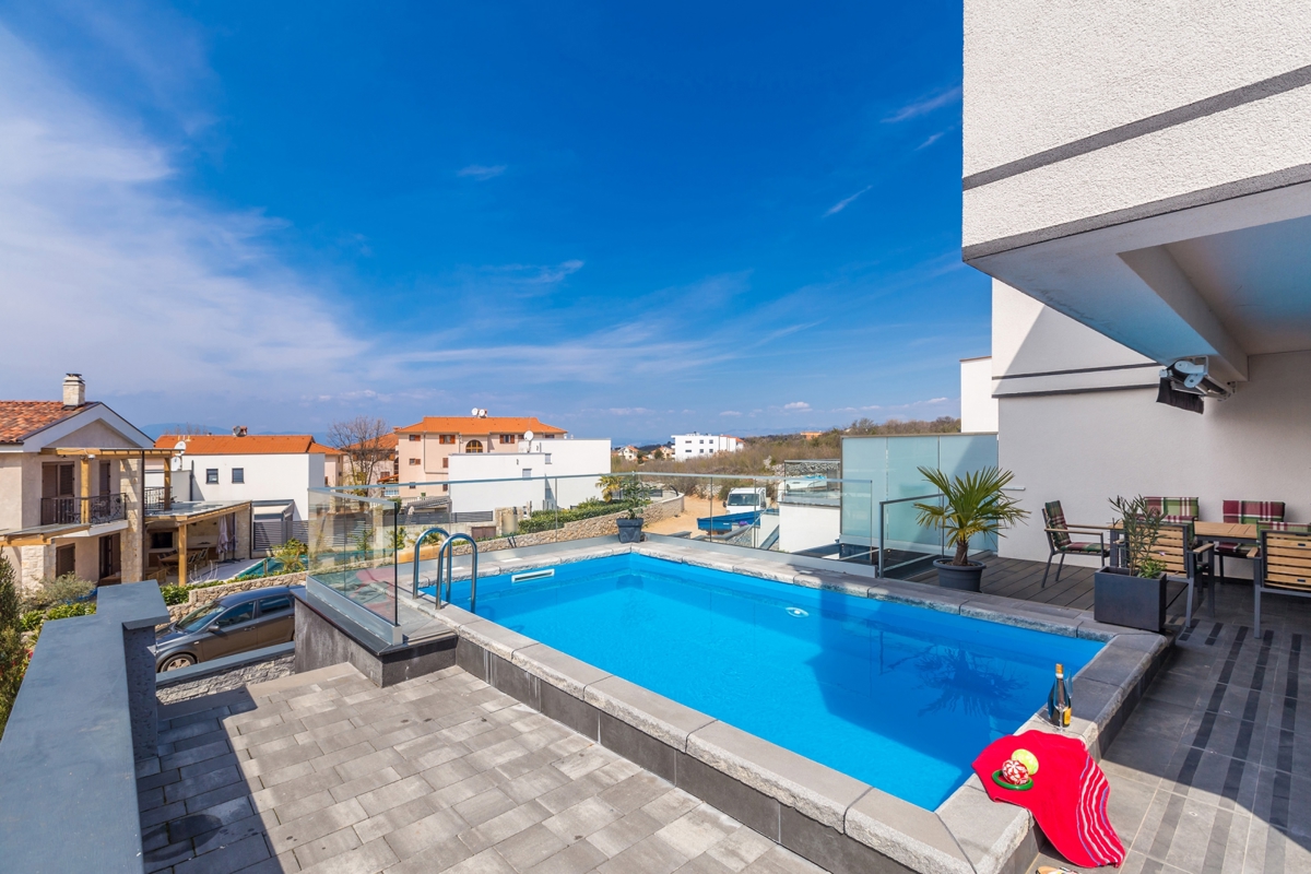 MALINSKA - Moderna casa bifamiliare con piscina e garage