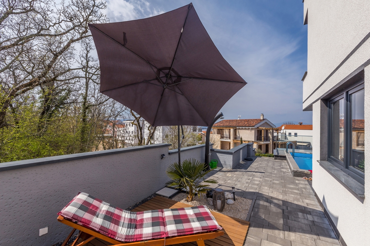 MALINSKA - Moderna casa bifamiliare con piscina e garage
