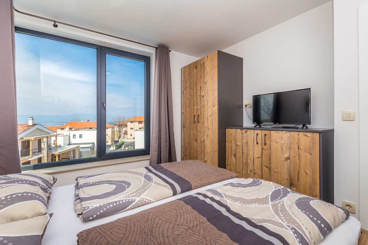 MALINSKA - Moderna casa bifamiliare con piscina e garage